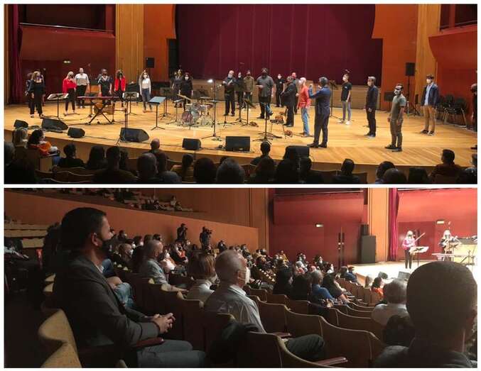 Momento del concierto y el alcalde de Telde, Héctor Suárez, entre el  público/TA.